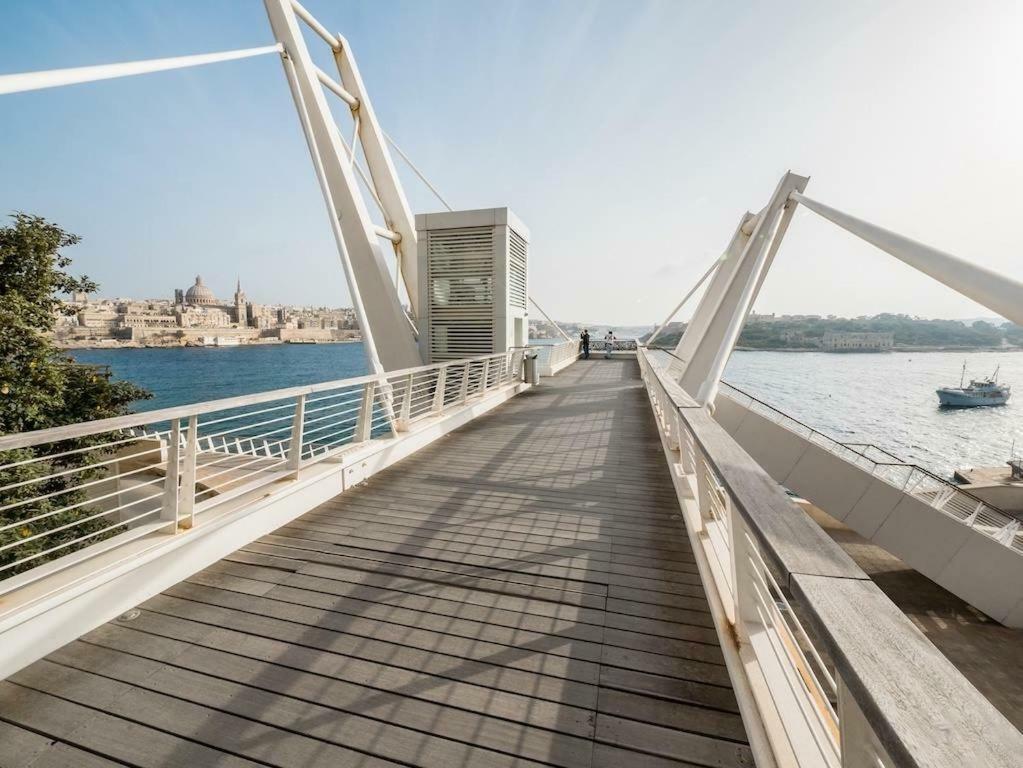 Gorgeous Apartment With Terrace In Fort Cambridge, Pool Sliema Ngoại thất bức ảnh