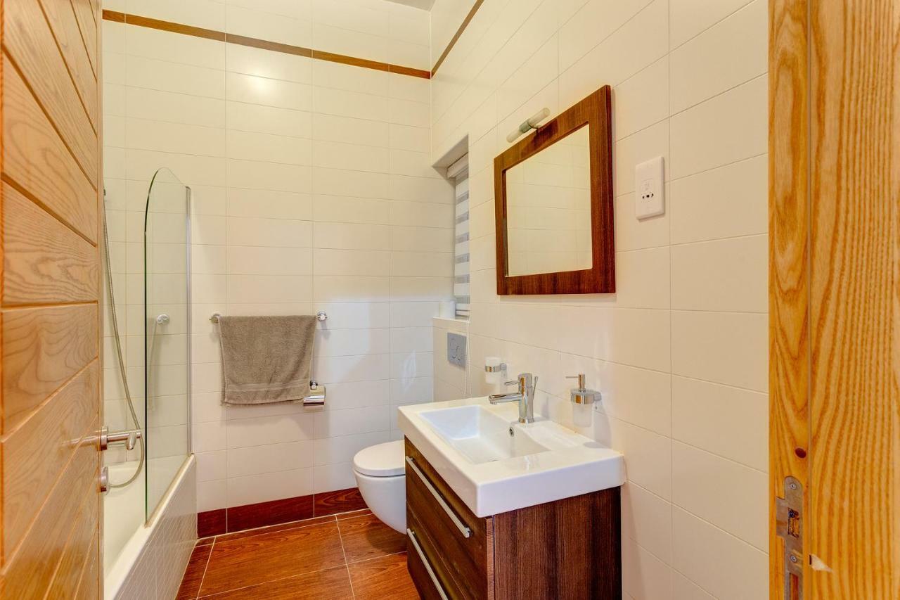 Gorgeous Apartment With Terrace In Fort Cambridge, Pool Sliema Ngoại thất bức ảnh